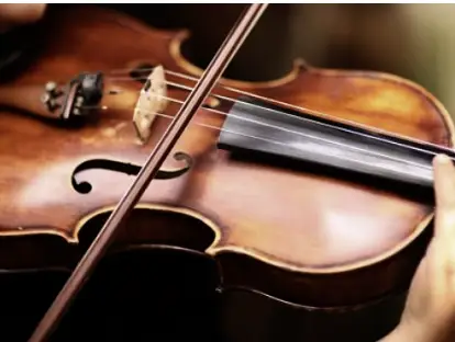 Iryna Violinist – Hotel Fariones