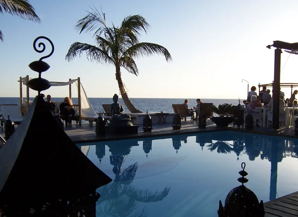 Café La Ola: The Detroits + DJ Matt James + DJ Bussy Coco + Salsa & Bachata